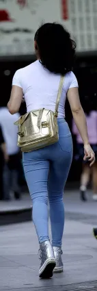 酷酷的緊身牛仔褲女郎