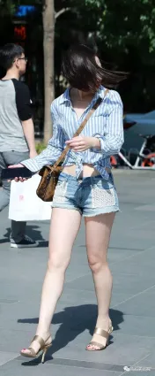 街拍膚白美眉牛仔熱褲搭配露臍裝！