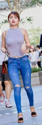 街拍紮麻花辮的高挑清新緊身牛仔褲大姐