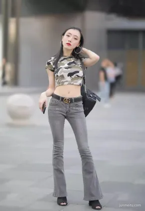 街拍緊身牛仔褲低腰裝顯瘦！