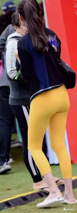 街拍緊緻的屯兒