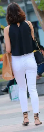 緊身白褲露臍裝長腿氣質漂亮女郎