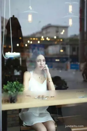 街拍咖啡店的白裙女生，氣質出衆又俏皮可愛！