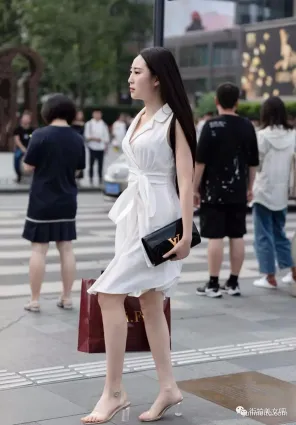 街拍白裙美女