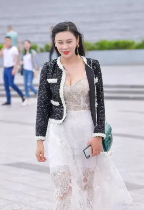 街拍年紀大點不要緊，要會打扮