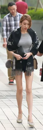 高挑苗條熱褲白皙長腿氣質飽滿女郎