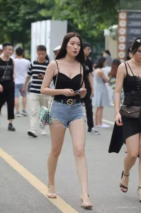 街拍風韻動人，長得挺美