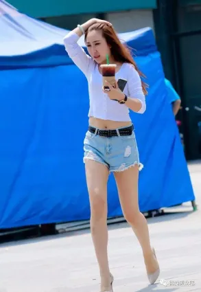 街拍長袖T恤搭配牛仔短褲，美的讓人戀戀不忘