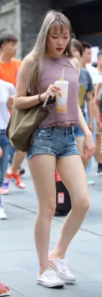 街拍牛仔熱褲披肩發時尚穿搭美哒哒