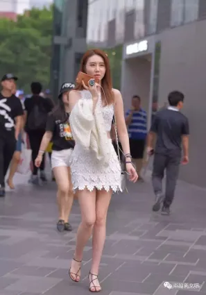 街拍蕾絲半身裙搭配白色Crop Top，讓你美豔動人