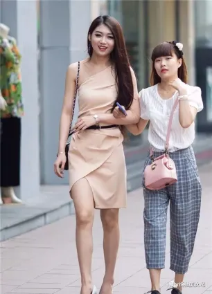街拍斜肩連衣裙搭配高跟鞋，散發bling bling的氣質