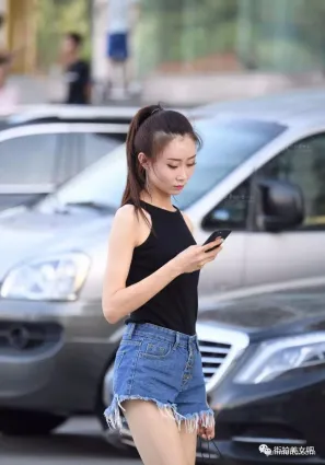 街拍馬尾辮牛仔熱褲時尚清新美哒哒