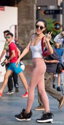 街拍好大方的姐姐，任你拍