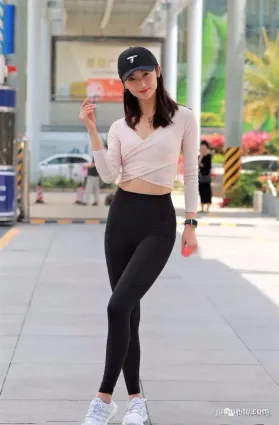 街拍這是準備去健身嗎