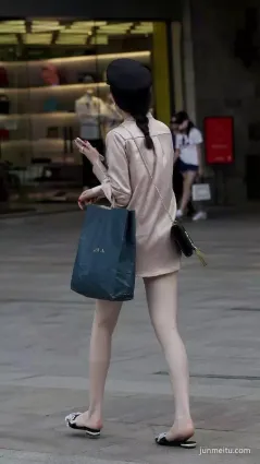 街拍大長腿苗條動人