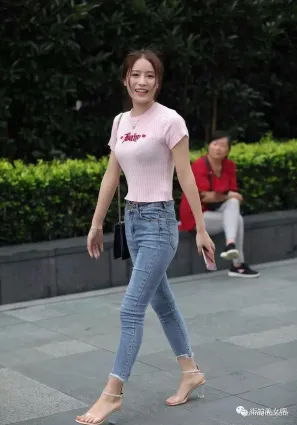 街拍牛仔褲搭配粉色T恤，穿出優雅女人味