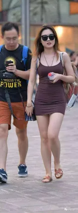 街拍 包臀裙美女胖胖的，很有感覺