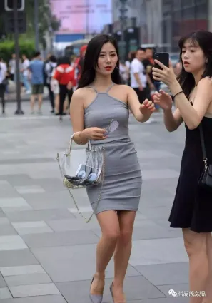 街拍   灰色緊身裙搭配高跟鞋，穿出嬌美動人身姿