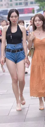 街拍熱褲大長腿高挑時尚氣質漂亮女郎