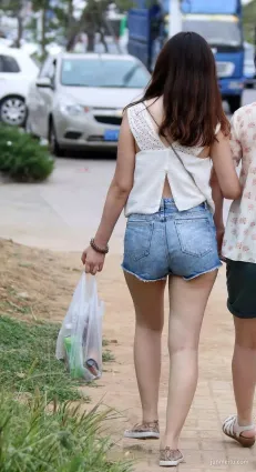 街拍牛仔熱褲豐腴修長白皙雙腿氣質美婦背影
