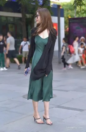 街拍青色裙的長發靓麗氣質姐姐