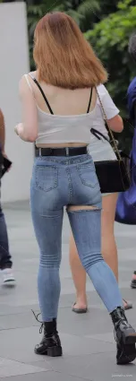 街拍緊身破洞牛仔褲吊帶露肩漂亮女郎