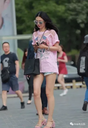 街拍镂空長T恤搭配，穿出下衣失蹤的感覺！