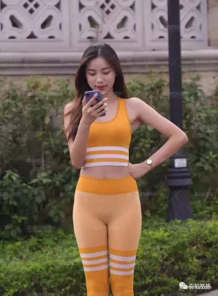 街拍緊身褲美女，雖然小巧但是身材很棒