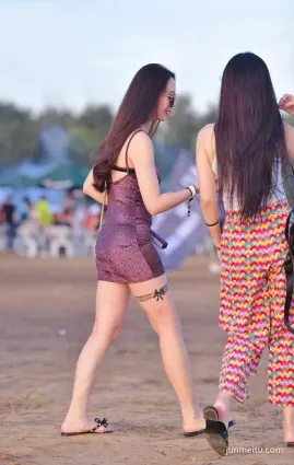 街拍身材苗條的小姐姐，紫色緊身裙搭配，很亮眼！