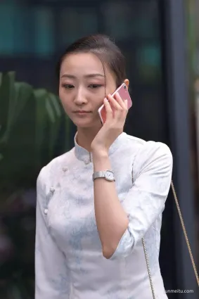街拍有氣質，很知性的古典型俏麗美女