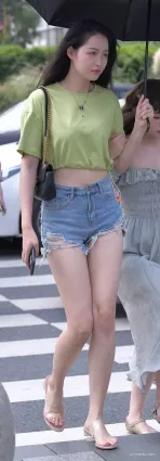 街拍牛仔熱褲簡約時尚美搭