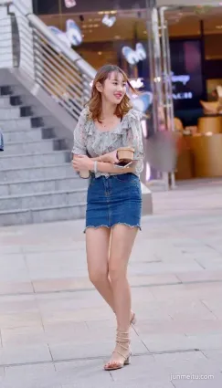 街拍清涼的街頭，美麗的姑娘