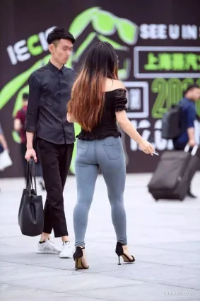 街拍個性緊身牛仔褲豐腴渾圓肉感時尚抽煙女郎背影