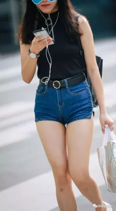街拍緊身牛仔熱褲雪白如玉豐腴修長大白腿氣質墨鏡美女