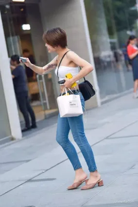 街拍短發的超俏麗美女，樣子清新