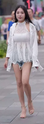 街拍披肩長發時尚穿搭簡約時尚美眉