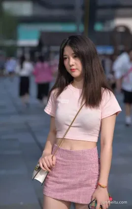街拍鄰家女孩，腿好白