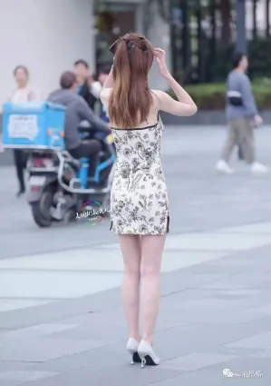 街拍小巧美眉身段好友回頭率