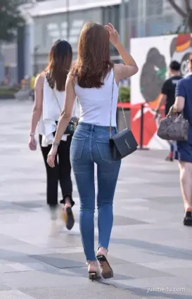 街拍經典藍白配色。