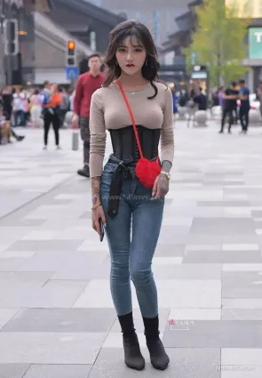 街拍偶遇螞蟻腰阿妹！
