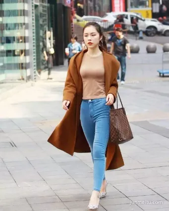 街拍這套衣服的搭配，你覺得怎麼樣？