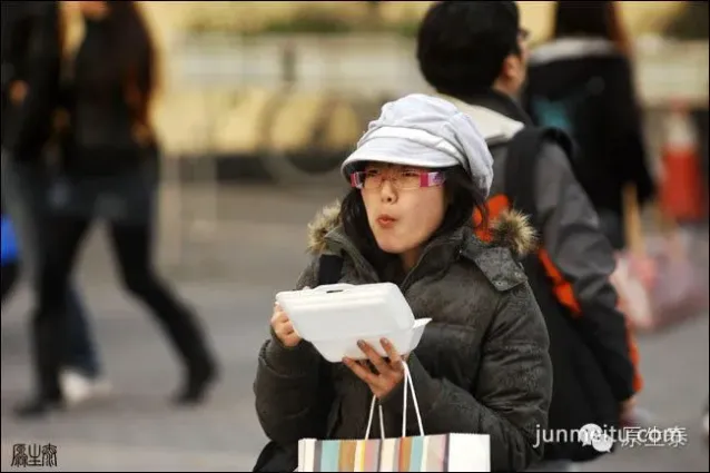 街拍過馬路當街吃東西的女孩，囧不？