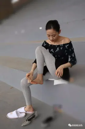 街拍丸子發型美顔值高身段好