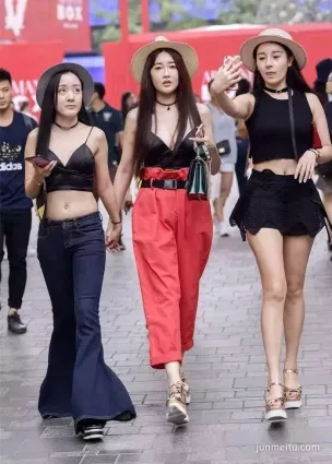 街拍高挑時尚姐妹花三人行小蠻腰長腿飽滿雙峰你喜歡誰