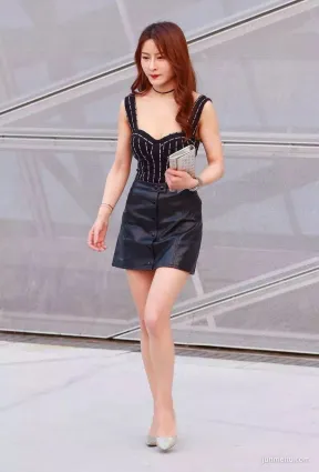 街拍身材高挑豐腴雙腿白皙氣質如玉短皮裙時尚美女