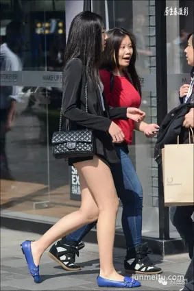 未到夏日北京潮女短裙美腿提前來襲！