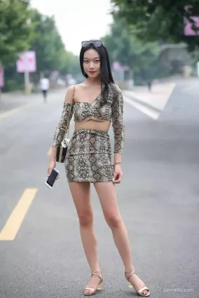 街拍時尚前衛穿搭美麗大方身段好