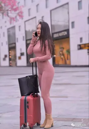 街拍身段好顔值高披肩長發美