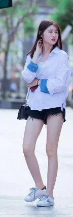 牛仔熱褲雪白一修長雙腿氣質妹紙