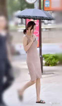 街拍氣質美笑容甜一席針織裙美哒哒
